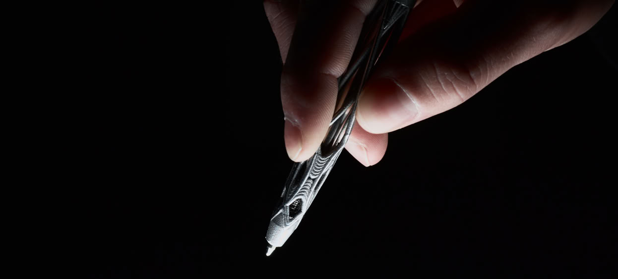Hand holding Virga pen, 3D-printed stainless steel ballpoint pen by Varydes Berlin